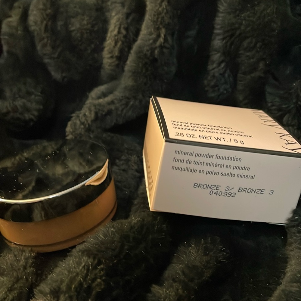 Mary
Mineral powder foundation 
Bronze 3
.28 oz.